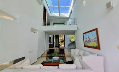 Venta de moderna CASA con piscina a en el Poblado, sector Palmas.