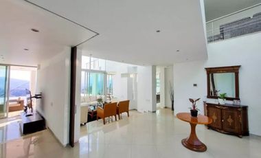 Venta de moderna CASA con piscina a en el Poblado, sector Palmas.