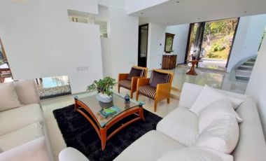 Venta de moderna CASA con piscina a en el Poblado, sector Palmas.