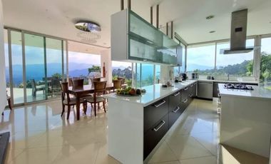 Venta de moderna CASA con piscina a en el Poblado, sector Palmas.