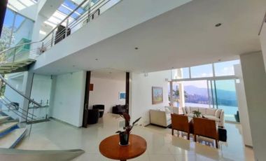 Venta de moderna CASA con piscina a en el Poblado, sector Palmas.
