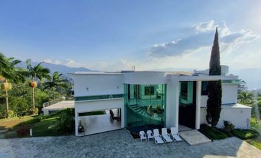 Venta de moderna CASA con piscina a en el Poblado, sector Palmas.