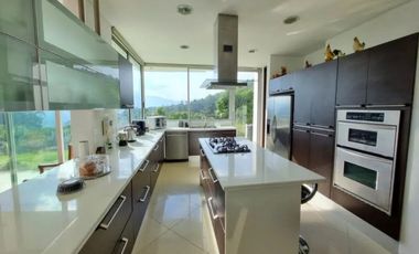 Venta de moderna CASA con piscina a en el Poblado, sector Palmas.