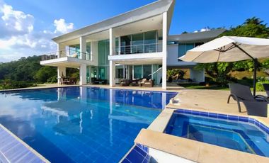 Venta de moderna CASA con piscina a en el Poblado, sector Palmas.