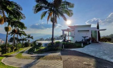 Venta de moderna CASA con piscina a en el Poblado, sector Palmas.