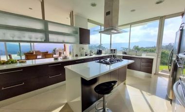 Venta de moderna CASA con piscina a en el Poblado, sector Palmas.