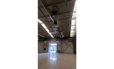 LOCAL 400M2  ALQUILER  -  MALL DAPA