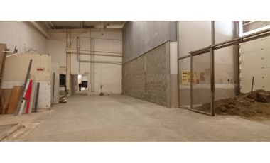 LOCAL 400M2  ALQUILER  -  MALL DAPA