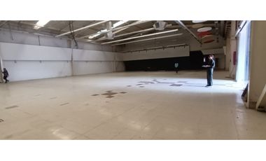 LOCAL 400M2  ALQUILER  -  MALL DAPA