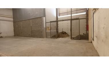 LOCAL 400M2  ALQUILER  -  MALL DAPA