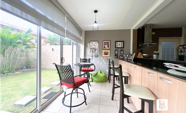 VENTA CASA REMODELADA EN PH VERSALLES [6)