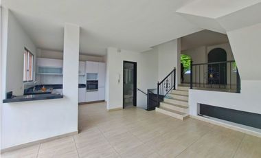 Maat vende casa en Conjunto San Antonio-Villeta 238m2 $630Millones