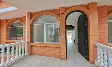 Maat vende casa en Conjunto San Antonio-Villeta 238m2 $630Millones