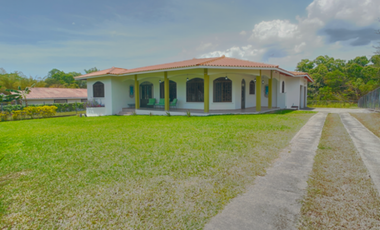 Venta: Amplia y hermosa casa en Santa Clara, Coclé