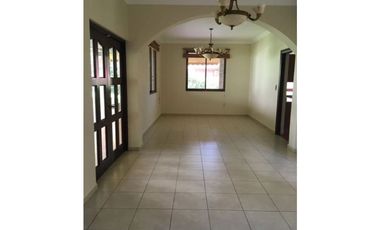 Excelente casa en alquiler ubicada en Clayton. (AA)