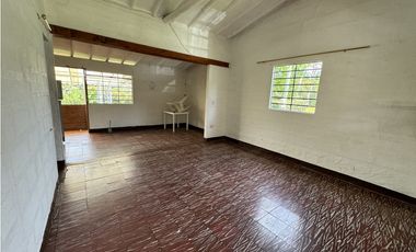 Lote con casa para uso comercial en Llanogrande