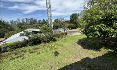 Lote con casa para uso comercial en Llanogrande