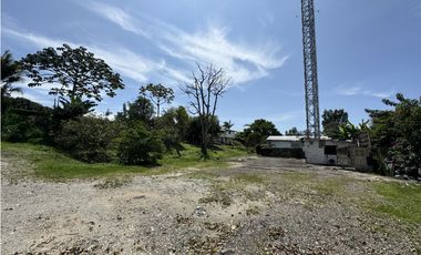 Lote con casa para uso comercial en Llanogrande