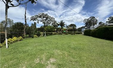 Lote con casa para uso comercial en Llanogrande
