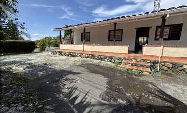 Lote con casa para uso comercial en Llanogrande