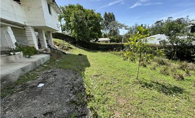 Lote con casa para uso comercial en Llanogrande