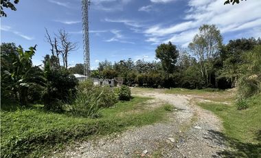 Lote con casa para uso comercial en Llanogrande