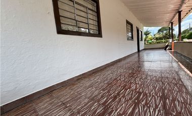 Lote con casa para uso comercial en Llanogrande