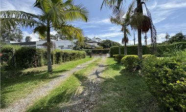 Lote con casa para uso comercial en Llanogrande