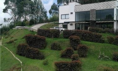 VENDO HERMOSA CASA CAMPESTRE EN ENVIGADO ALTO DE PALMAS CH