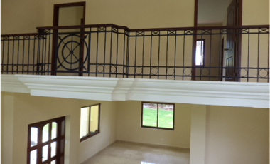 Venta de casa en Clayton - Sendero de camino de cruces