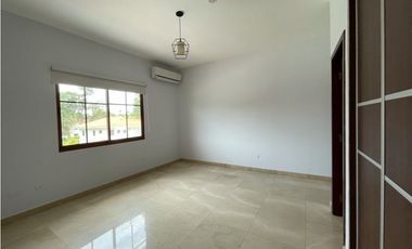 Venta de casa en Clayton - Sendero de camino de cruces