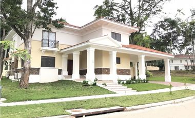 Venta de casa en Clayton - Sendero de camino de cruces