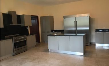 Venta de casa en Clayton - Sendero de camino de cruces