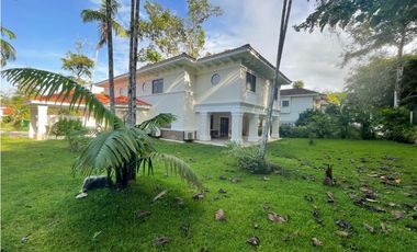 Venta de casa en Clayton - Sendero de camino de cruces