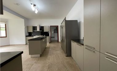 Venta de casa en Clayton - Sendero de camino de cruces