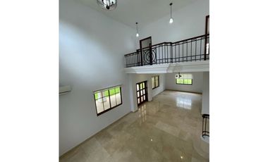 Venta de casa en Clayton - Sendero de camino de cruces