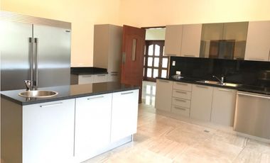 Venta de casa en Clayton - Sendero de camino de cruces