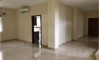Venta de casa en Clayton - Sendero de camino de cruces