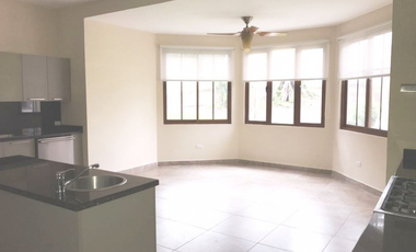 Venta de casa en Clayton - Sendero de camino de cruces