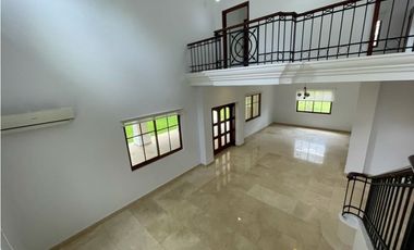 Venta de casa en Clayton - Sendero de camino de cruces