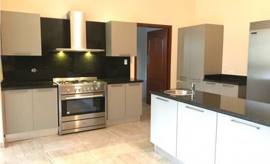 Venta de casa en Clayton - Sendero de camino de cruces