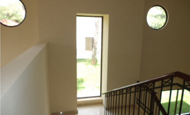 Venta de casa en Clayton - Sendero de camino de cruces