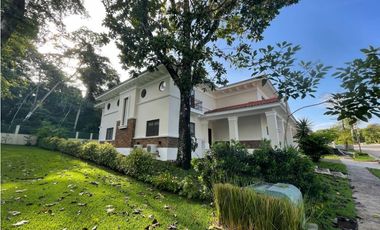 Venta de casa en Clayton - Sendero de camino de cruces
