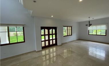 Venta de casa en Clayton - Sendero de camino de cruces
