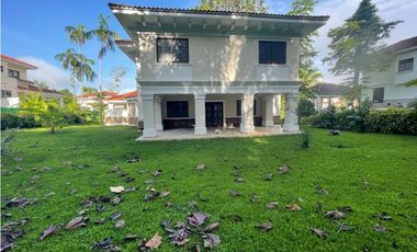 Venta de casa en Clayton - Sendero de camino de cruces