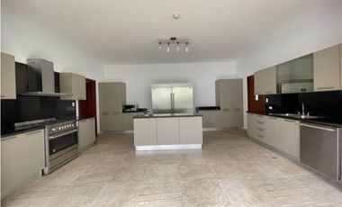 Venta de casa en Clayton - Sendero de camino de cruces