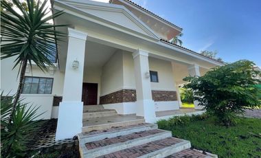 Venta de casa en Clayton - Sendero de camino de cruces