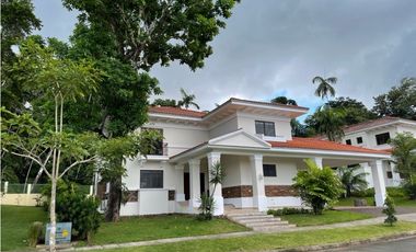 Venta de casa en Clayton - Sendero de camino de cruces