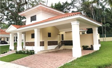 Venta de casa en Clayton - Sendero de camino de cruces