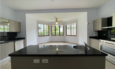 Venta de casa en Clayton - Sendero de camino de cruces